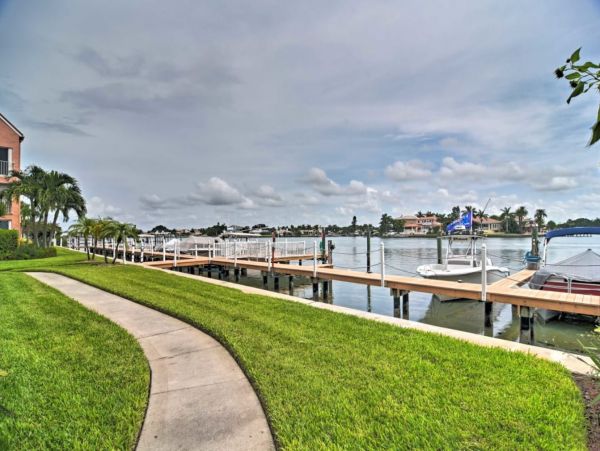 Modern 1 Bedroom Vacation Condo in St. Pete Beach Close to Beach