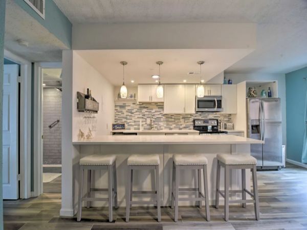 Modern 1 Bedroom Vacation Condo in St. Pete Beach Close to Beach