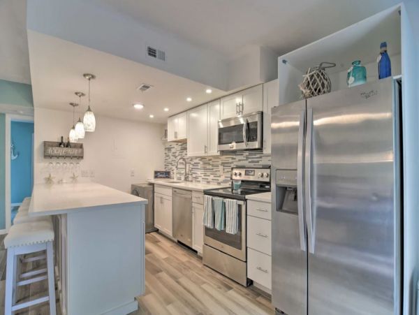 Modern 1 Bedroom Vacation Condo in St. Pete Beach Close to Beach