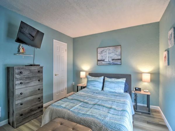 Modern 1 Bedroom Vacation Condo in St. Pete Beach Close to Beach
