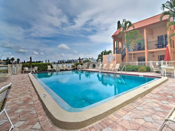 Modern 1 Bedroom Vacation Condo in St. Pete Beach Close to Beach