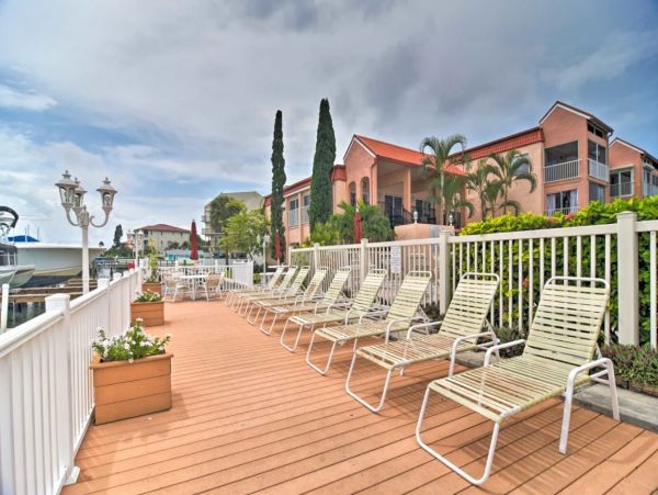 Modern 1 Bedroom Vacation Condo in St. Pete Beach Close to Beach