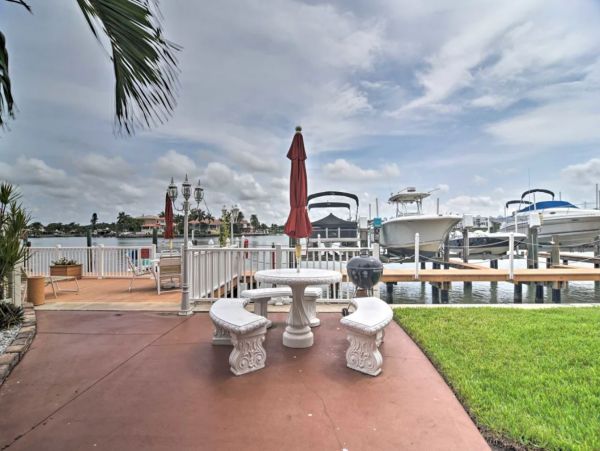 Modern 1 Bedroom Vacation Condo in St. Pete Beach Close to Beach