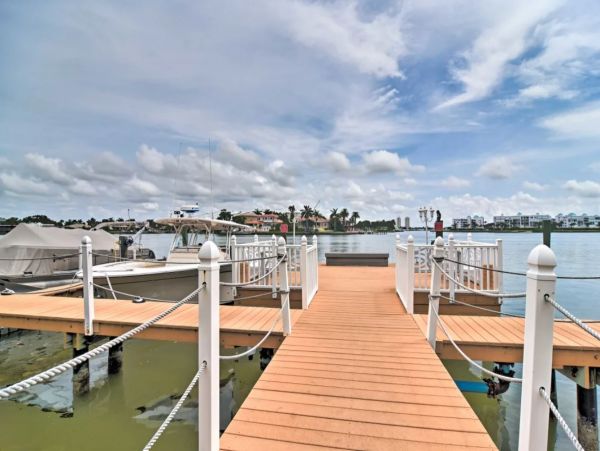 Modern 1 Bedroom Vacation Condo in St. Pete Beach Close to Beach