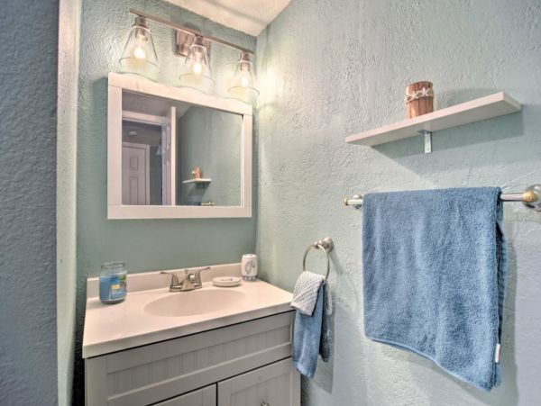 Modern 1 Bedroom Vacation Condo in St. Pete Beach Close to Beach