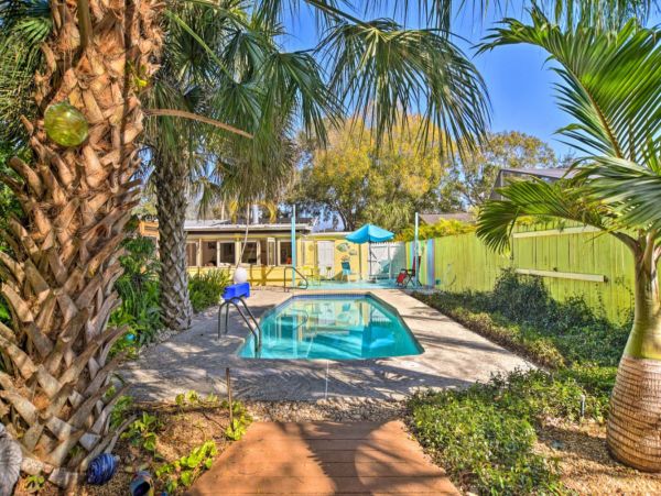 Beautiful St. Petersburg Vacation Pool Home Sleeps 6