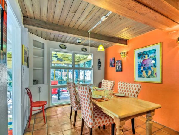 Beautiful St. Petersburg Vacation Pool Home Sleeps 6