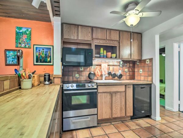Beautiful St. Petersburg Vacation Pool Home Sleeps 6