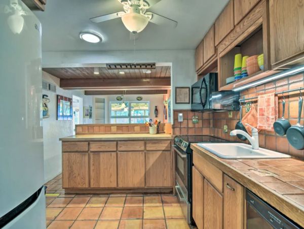 Beautiful St. Petersburg Vacation Pool Home Sleeps 6