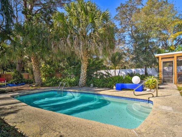 Beautiful St. Petersburg Vacation Pool Home Sleeps 6