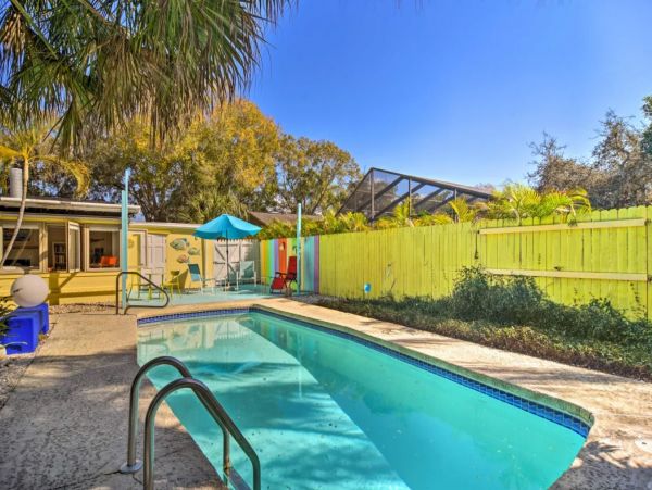 Beautiful St. Petersburg Vacation Pool Home Sleeps 6