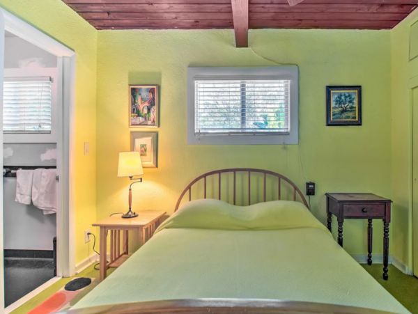Beautiful St. Petersburg Vacation Pool Home Sleeps 6