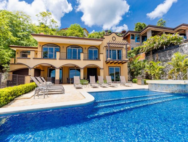 5 Bedroom Gorgeous Vacation Villa in Costa Rica with Views