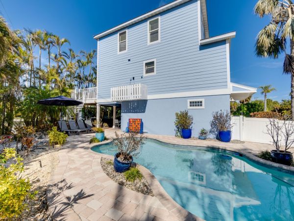 Luxury Coastal Retreat in Holmes Beach Sleeps 8