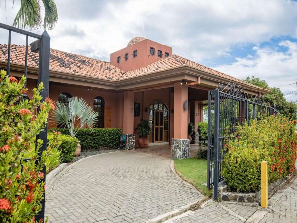 Ocean view 3 bedroom rental only 500 meter to Flamingo Beach