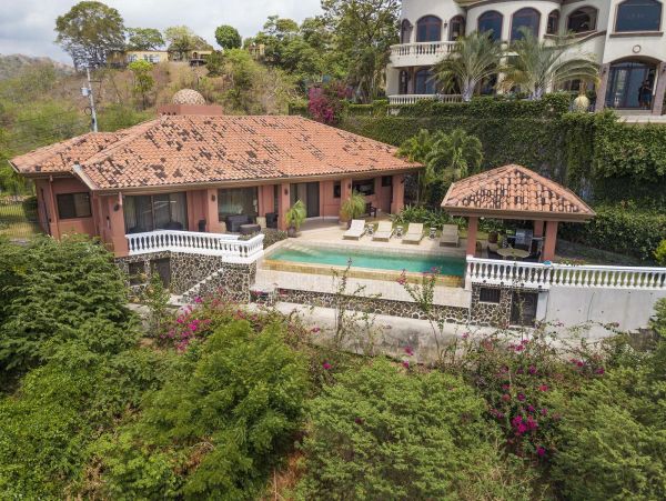 Ocean view 3 bedroom rental only 500 meter to Flamingo Beach