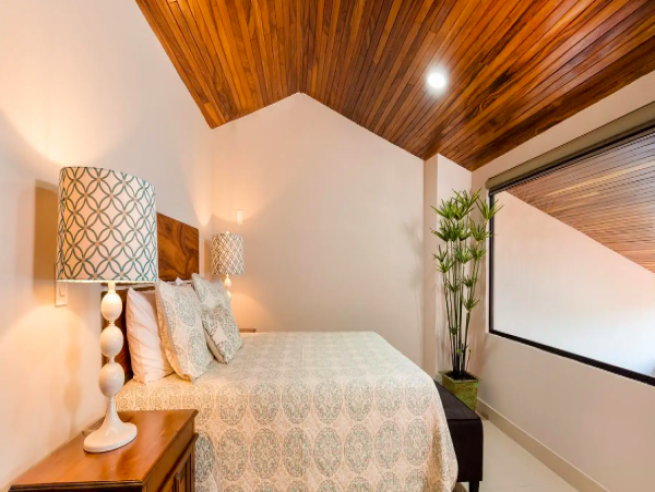 Three Bedroom , three bathroom Ocean front Condo in Flamingo Beach