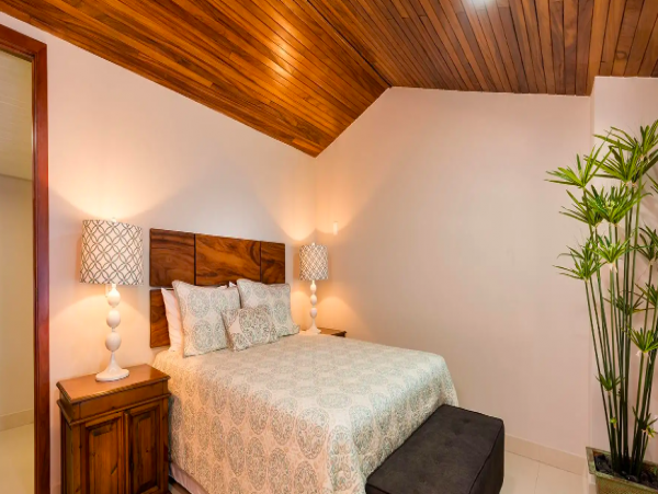 Three Bedroom , three bathroom Ocean front Condo in Flamingo Beach