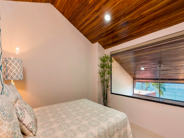 Three Bedroom , three bathroom Ocean front Condo in Flamingo Beach