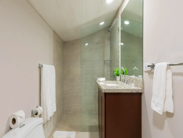 Three Bedroom , three bathroom Ocean front Condo in Flamingo Beach