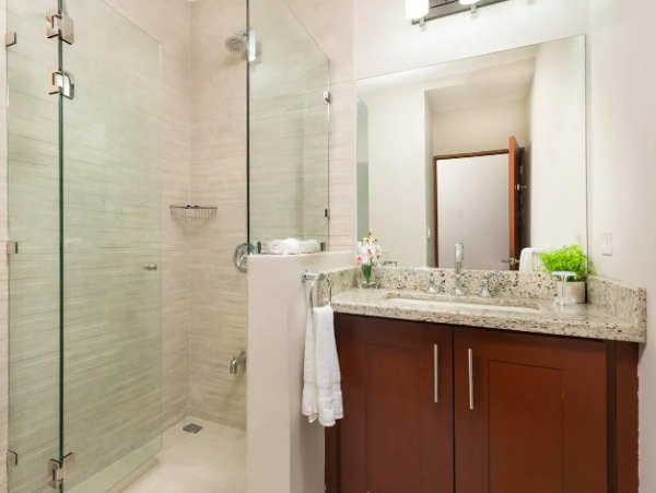 Three Bedroom , three bathroom Ocean front Condo in Flamingo Beach