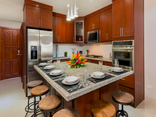 Three Bedroom , three bathroom Ocean front Condo in Flamingo Beach