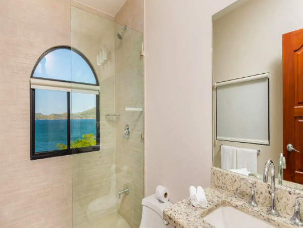 Three Bedroom , three bathroom Ocean front Condo in Flamingo Beach