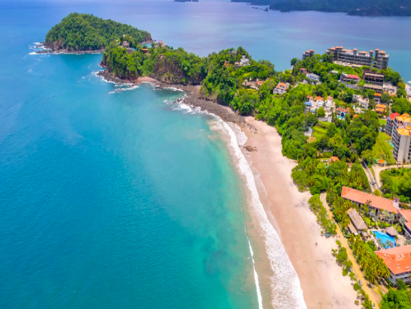 One Bedroom Condo with Breathtaking Ocean Views 8 min walk to the Beach