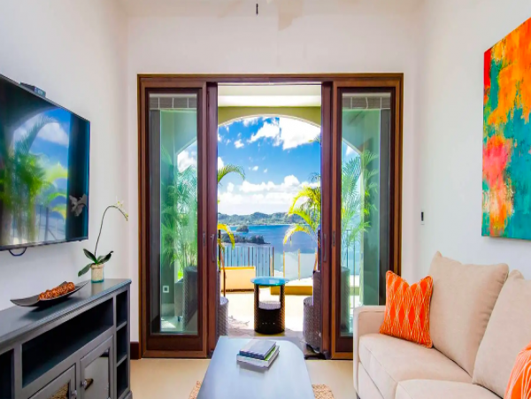 One Bedroom Condo with Breathtaking Ocean Views 8 min walk to the Beach