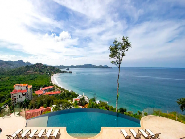 One Bedroom Condo with Breathtaking Ocean Views 8 min walk to the Beach