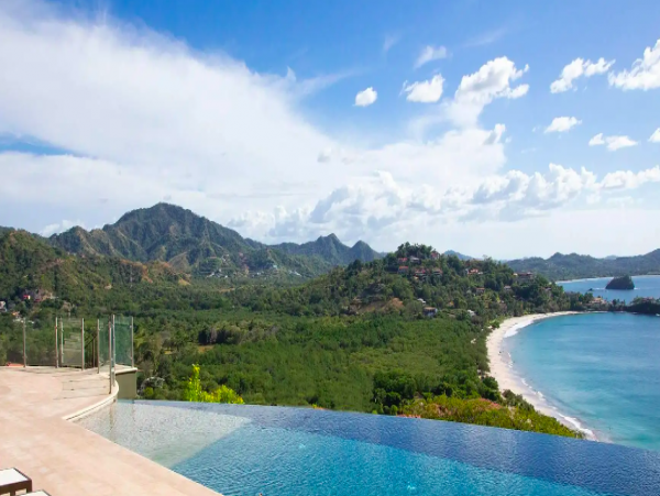 One Bedroom Condo with Breathtaking Ocean Views 8 min walk to the Beach