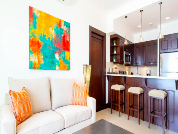 One Bedroom Condo with Breathtaking Ocean Views 8 min walk to the Beach