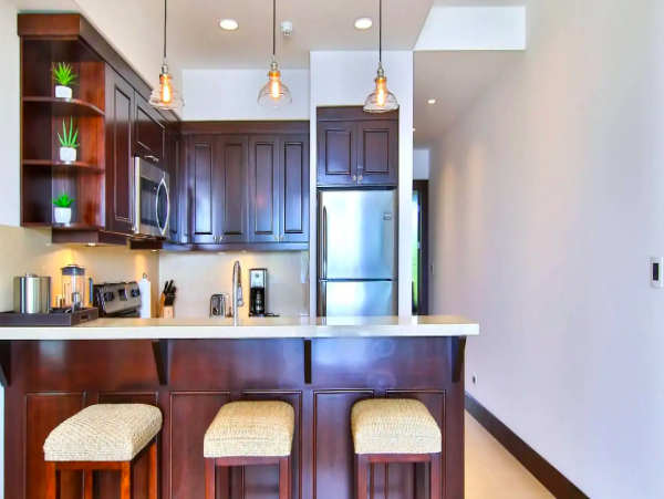 One Bedroom Condo with Breathtaking Ocean Views 8 min walk to the Beach