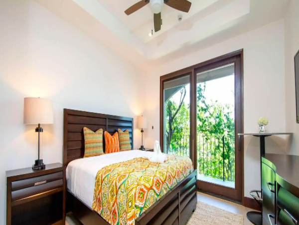 One Bedroom Condo with Breathtaking Ocean Views 8 min walk to the Beach