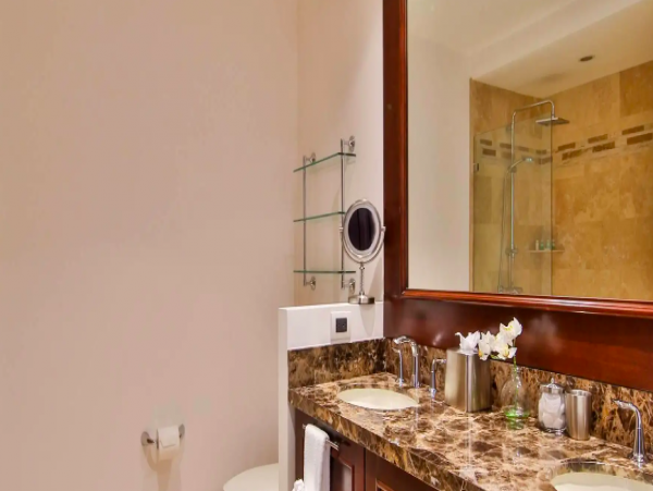 One Bedroom Condo with Breathtaking Ocean Views 8 min walk to the Beach