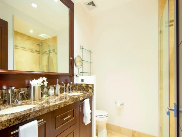 One Bedroom Condo with Breathtaking Ocean Views 8 min walk to the Beach