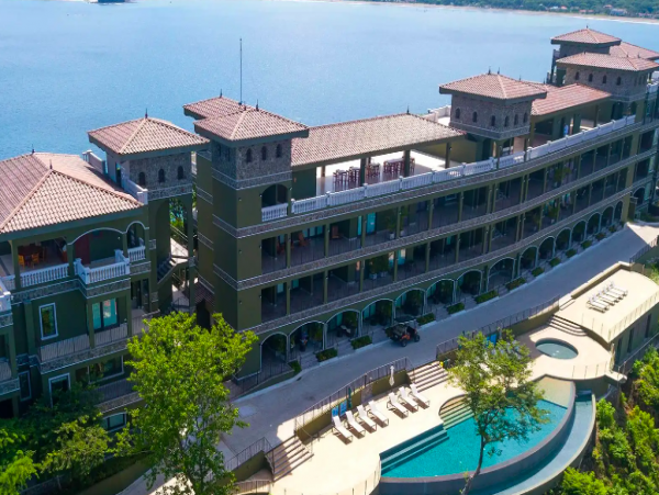 One Bedroom Condo with Breathtaking Ocean Views 8 min walk to the Beach