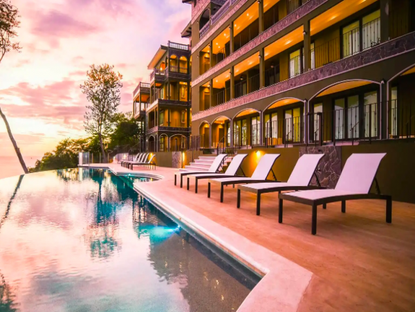 One Bedroom Condo with Breathtaking Ocean Views 8 min walk to the Beach