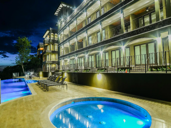 One Bedroom Condo with Breathtaking Ocean Views 8 min walk to the Beach