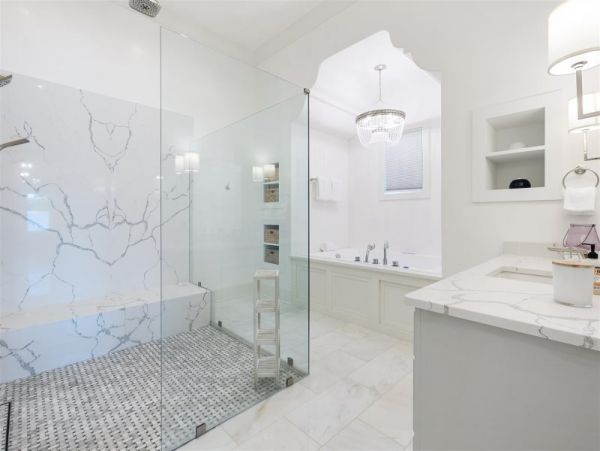 Elegant 8 Bedroom Estate Short Walk to Beach Sleeps 24