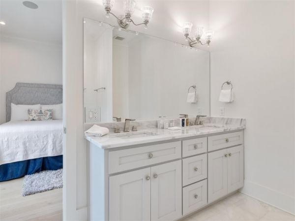 Elegant 8 Bedroom Estate Short Walk to Beach Sleeps 24