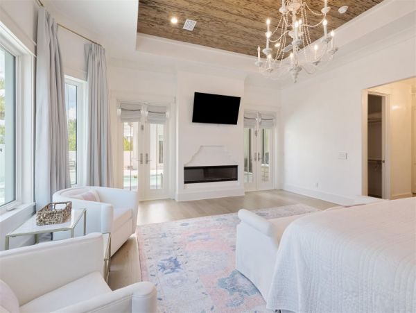 Elegant 8 Bedroom Estate Short Walk to Beach Sleeps 24