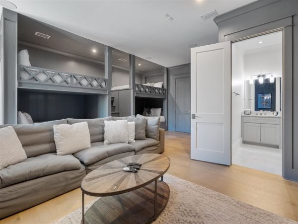 Elegant 8 Bedroom Estate Short Walk to Beach Sleeps 24