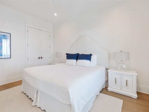 Elegant 8 Bedroom Estate Short Walk to Beach Sleeps 24