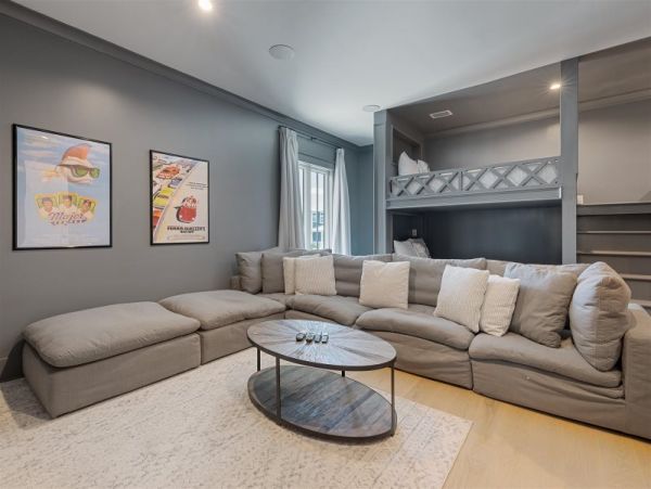 Elegant 8 Bedroom Estate Short Walk to Beach Sleeps 24