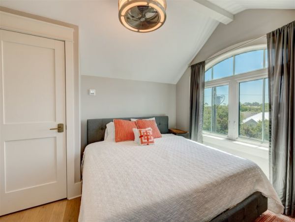 Elegant 8 Bedroom Estate Short Walk to Beach Sleeps 24