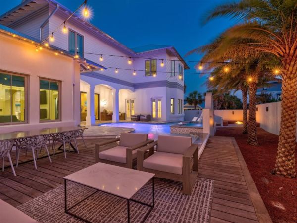 Elegant 8 Bedroom Estate Short Walk to Beach Sleeps 24