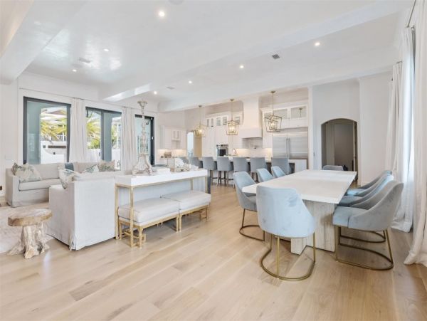Elegant 8 Bedroom Estate Short Walk to Beach Sleeps 24