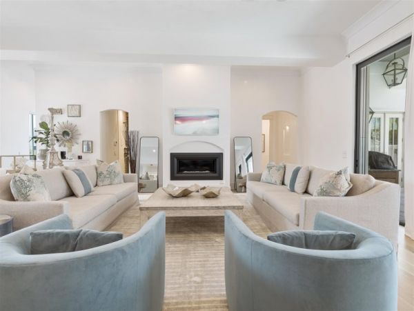Elegant 8 Bedroom Estate Short Walk to Beach Sleeps 24
