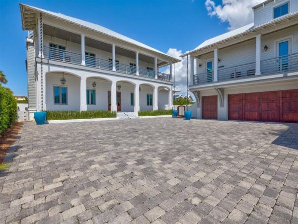 Elegant 8 Bedroom Estate Short Walk to Beach Sleeps 24